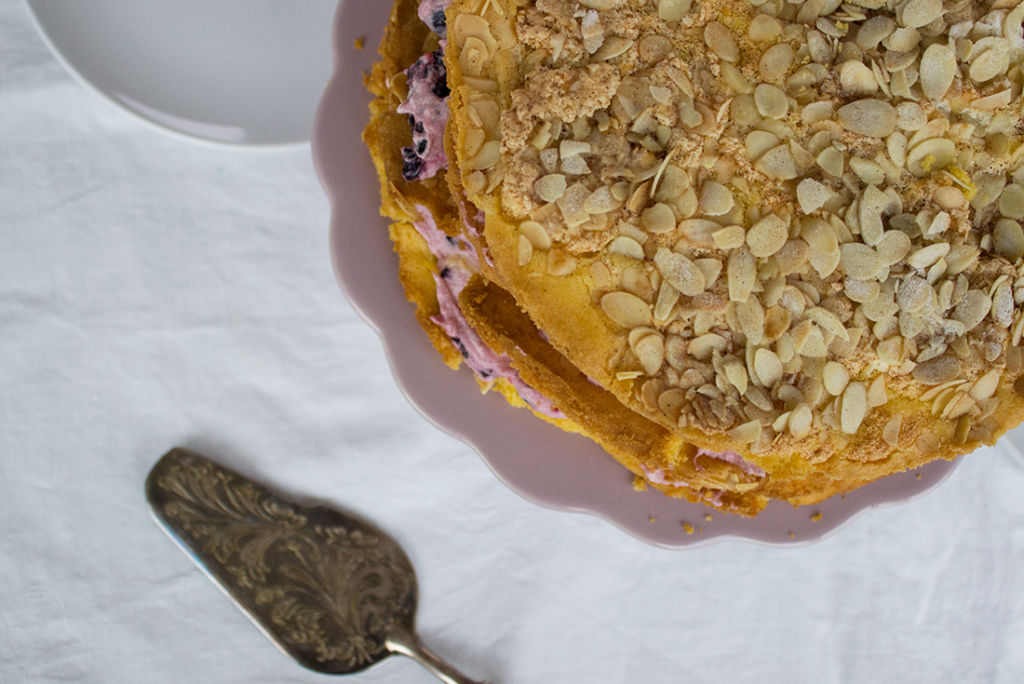 Vierstöckige Festtagstorte (Naked Cake mit Heidelbeeren)