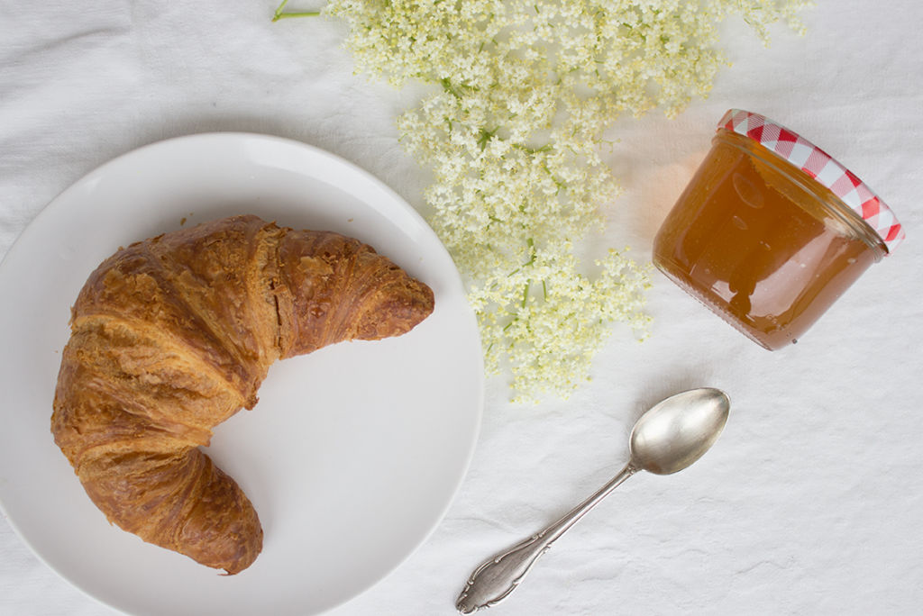 Holunderblütengelee selbst gemacht passt am besten zu einem lauwarmen Croissant.