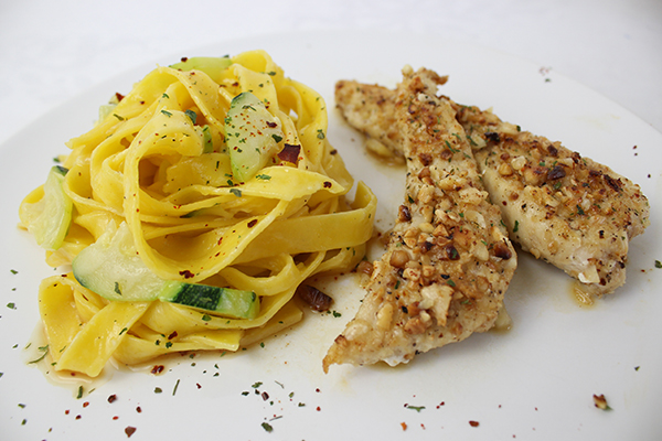 Hähnchenfilets in Mandelkruste mit Prosecco-Sauce und Zucchini-Tagliatelle