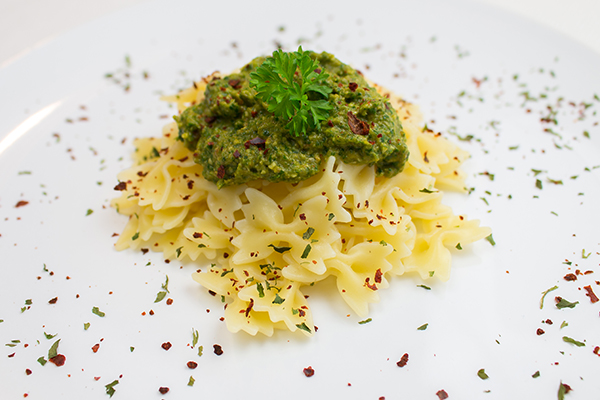 Das vegane Rucola-Pesto schmeckt lecker, erfrischend und dank der Champignons und getrockneten Tomaten fehlt auch der Parmesan-Geschmack nicht.