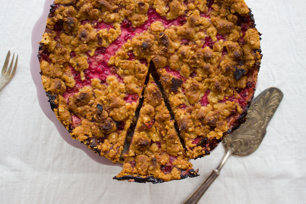 Saftig, nussig und leicht säuerlich: Johannisbeer-Quark-Streuselkuchen