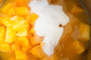 Kaki und Orangensaft mit Gelierzucker ziehen lassen.