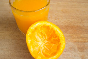 Orangensaft für die Kaki-Marmelade