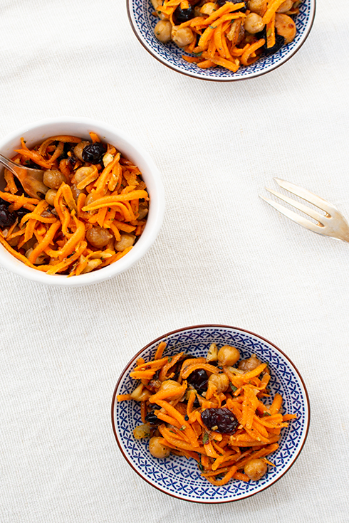 Karottensalat mit gerösteten Kichererbsen und Cranberries