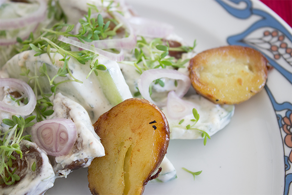 Ein raffinierter Kartoffelsalat, der schmeckt und Eindruck schindet. Obwohl er ganz einfach geht!