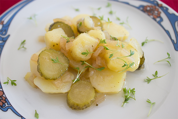 Kartoffelsalat ohne Mayo, dafür mit gaaaaanz viel Geschmack. Unser Beilagen-Klassiker!