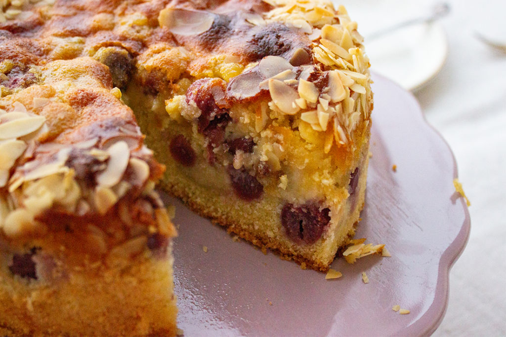 Saftig und sooo lecker: Kirschkuchen mit Marzipanguss