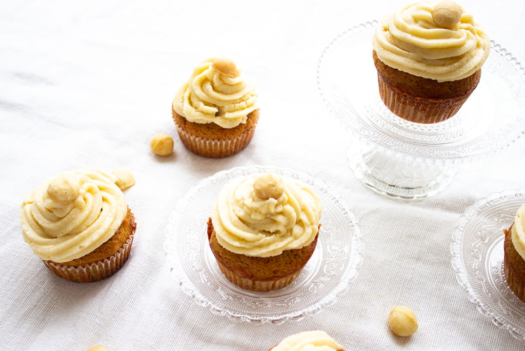 Macadamia Nuss Muffins mit Buttercreme Topping