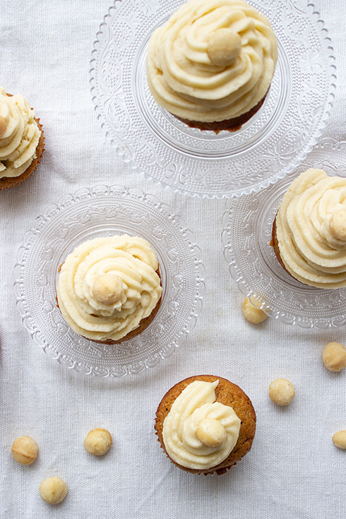 Macadamia Nuss Muffins mit Buttercreme Topping