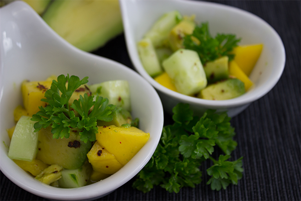 Mango-Avocado-Gurkensalat: Asiatisch, leicht und fruchtig, ein perfekter Begleiter zum BBQ!