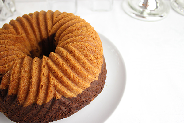 Dieses Rezept für Marmorkuchen gelingt immer und dank der filigranen Form braucht man keine weitere Deko.