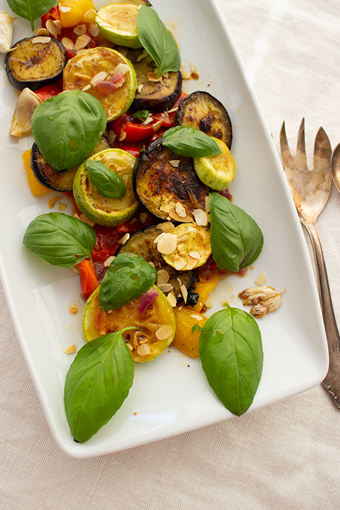 Einfach perfekt als Beilage zum BBQ: mediterraner Grillsalat nach Johann Lafer