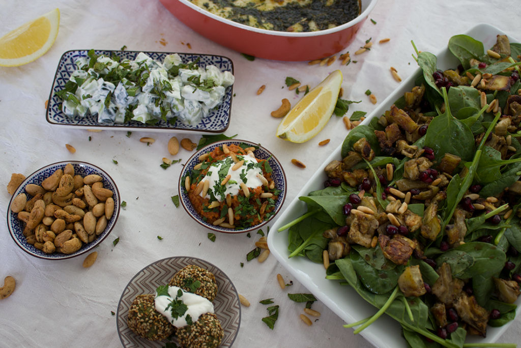 Der Spinatsalat macht sich auch wunderbar auf dem Mezze-Tisch.