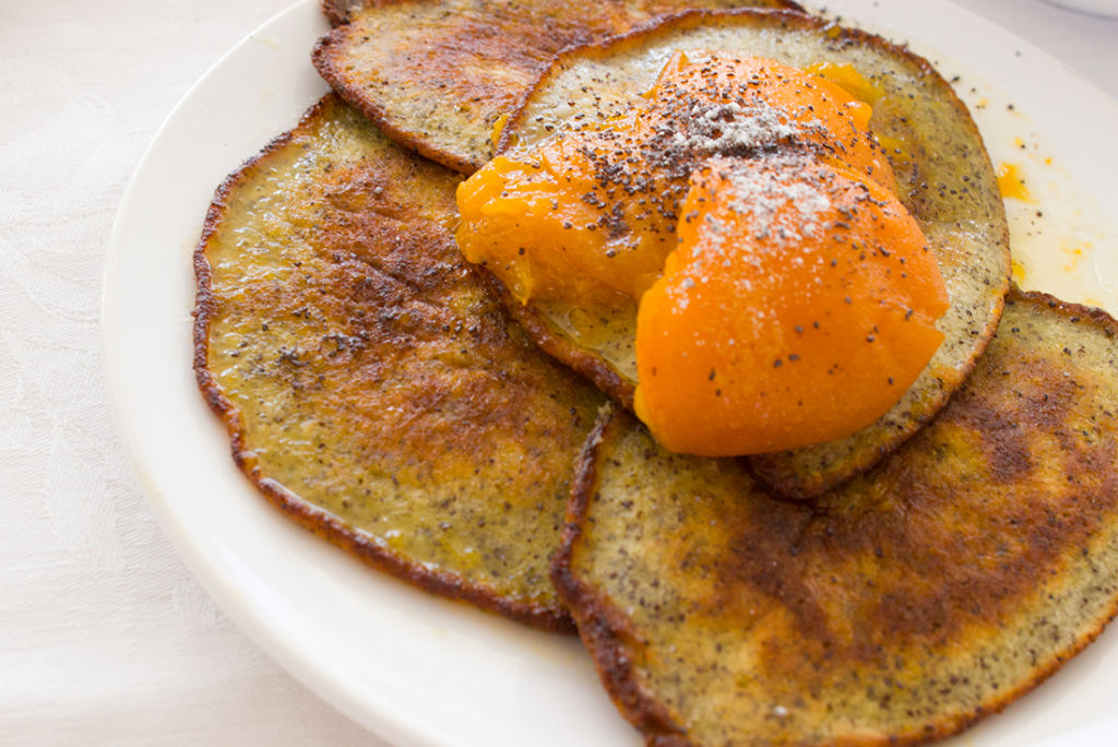 Mohn Pancakes mit Marillenröster - Dinner4Friends