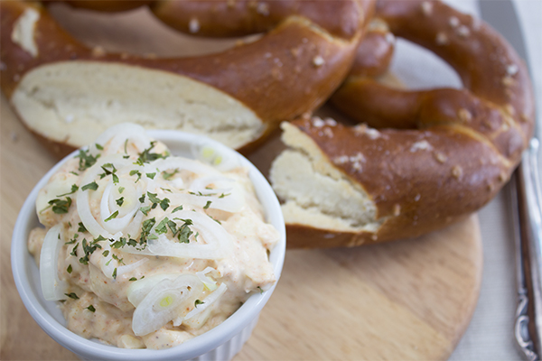 Bayerischer Obatzda ist schnell gemacht und immer passend zu einer deftigen Brotzeit.