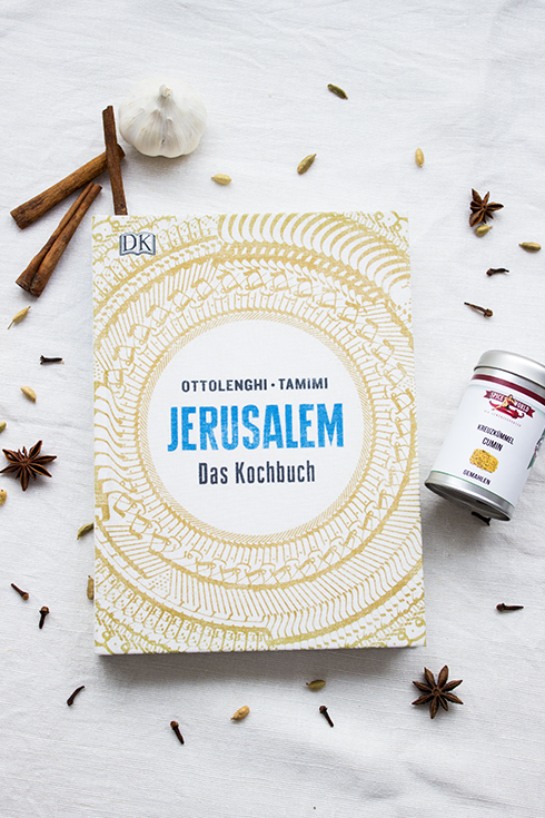 Das Jerusalem-Kochbuch ist der ständiger Begleiter in der Sommerküche.