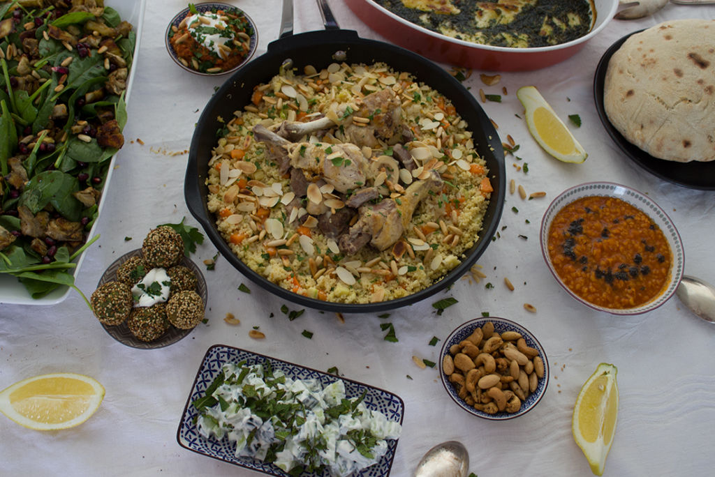 Sonntagsessen à la Orient: Gemüse-Couscous mit Schmorfleisch. Mezze, Brautsuppe und Zatar-Nüsse zum Snacken.