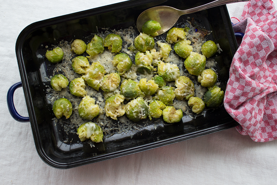 Mit Parmesan überbackener Rosenkohl: einfach, Lowcarb und schnell gemacht.