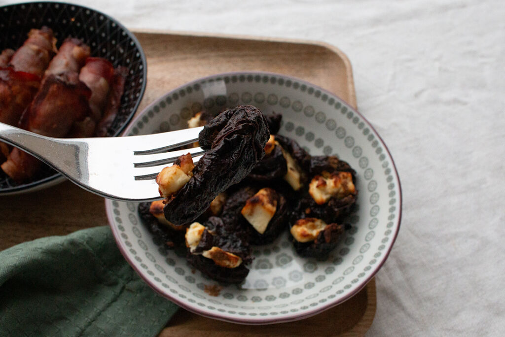 Getrocknete Pflaumen mit Feta und Zimt