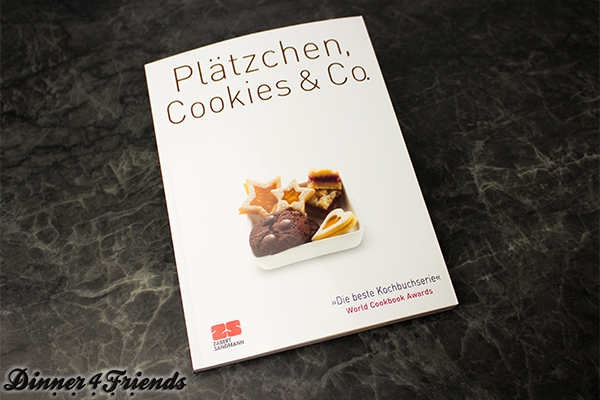 Das Plätzchen, Cookies & Co. Backbuch aus dem Zaubert Sandmann Verlag bietet gute Rezepte, viele schöne Fotos und gute Anleitungen und es eignet sich nur für die Weihnachtsbäckerei, sondern für das ganze Jahr über!