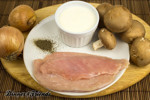 Viele Zutaten braucht man nicht für ein leckeres Putengeschnetzeltes: Putenfilet, Sahne, Champignons, Zwiebeln, Pfeffer, Brühe und ein Schuss Weißwein.