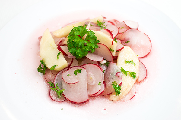 Zur Brotzeit, als Snack oder zum Grillen: ein Radieschensalat ist schnell gemacht und mit Apfelspalten bekommt er den richtigen Pfiff!