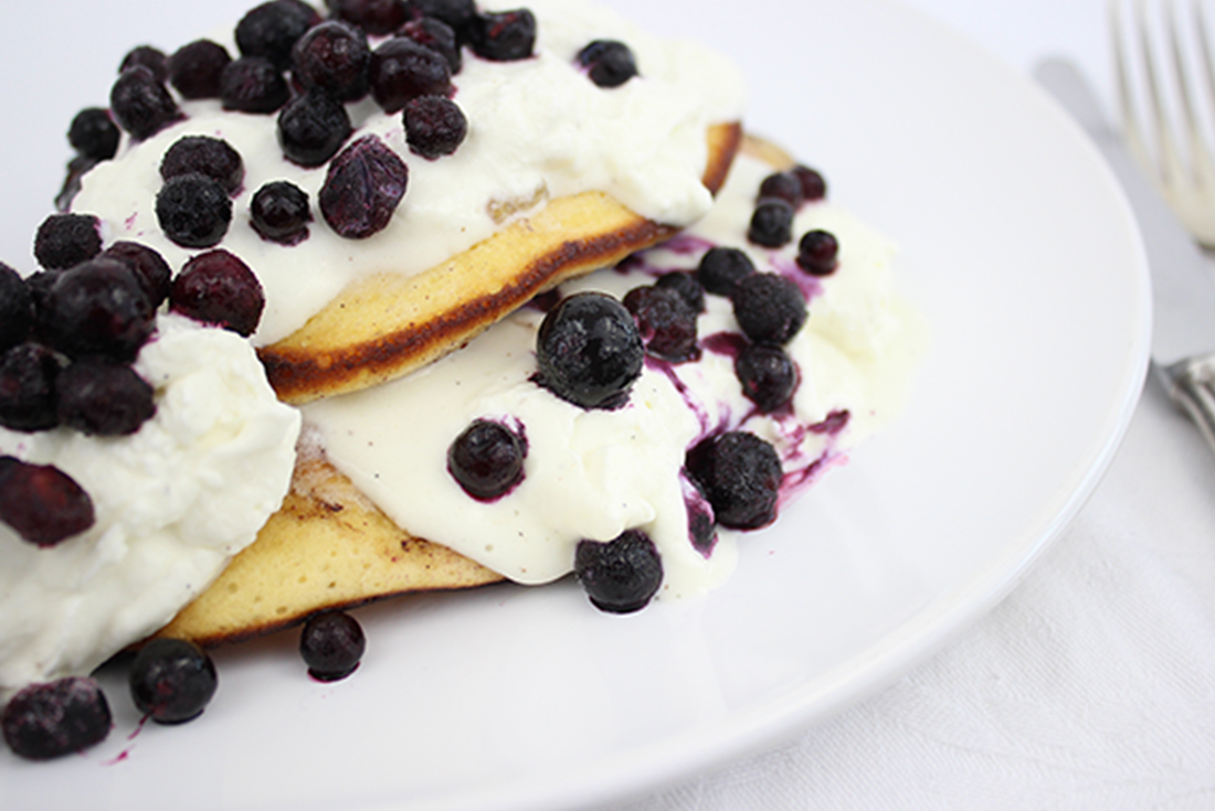 Heidelbeer Pancakes mit Sahne-Quark