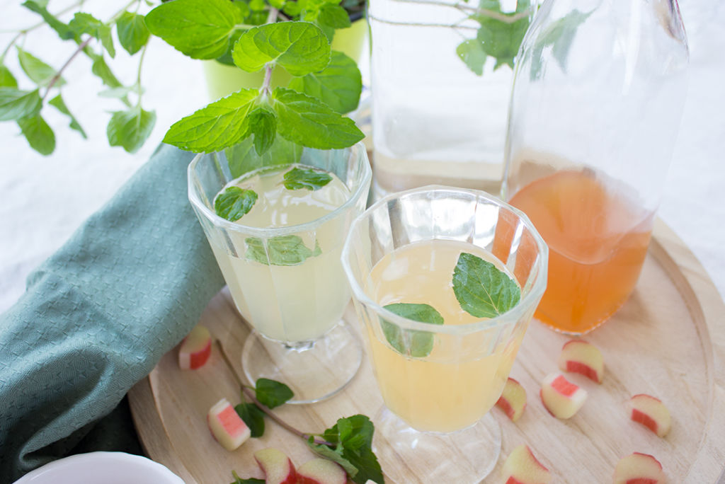 Mit wenig Zucker, dafür mit einer Prise Salz und Vanille: selbstgemachte Rhabarberlimo.