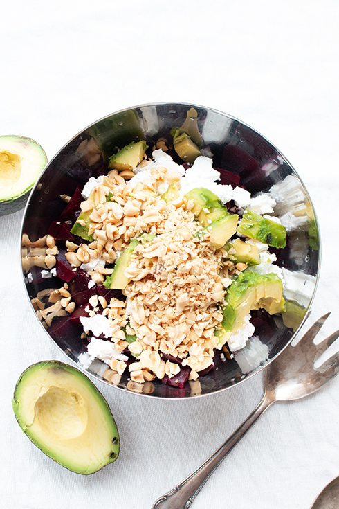 Salat mit Avocado, Feta, Roter Beete und Erdnüssen