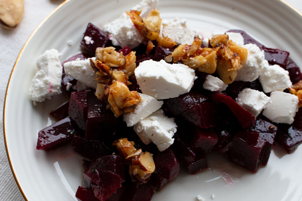 Rote Beete Salat mit Feta und Karamell-Nüsse – Dinner4Friends