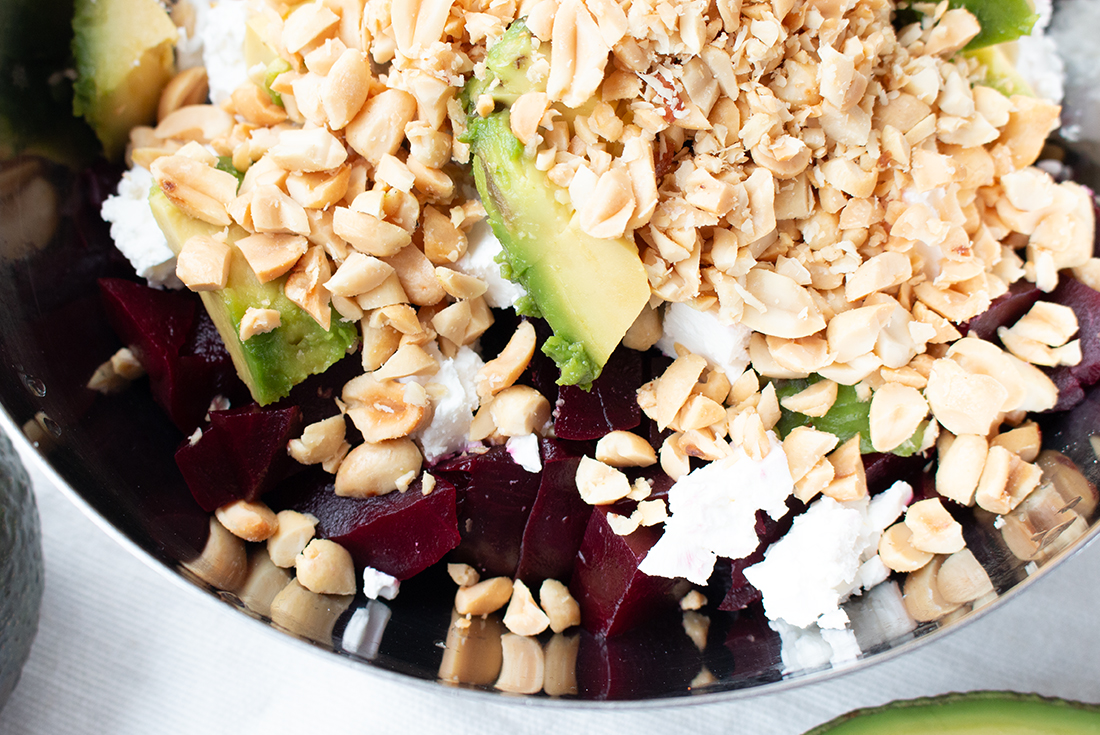 Schneller Salat mit Avocado, Feta, Erdnüssen und Roter Beete ...