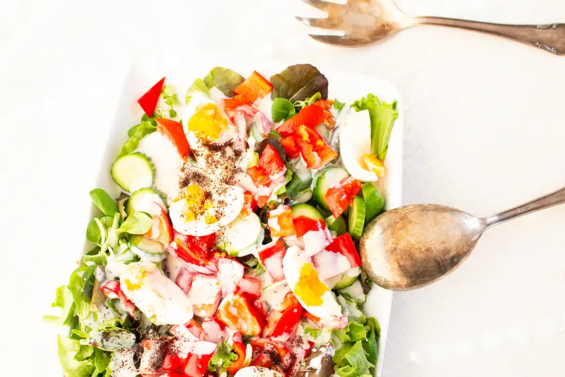 Salat mit Buttermilchdressing