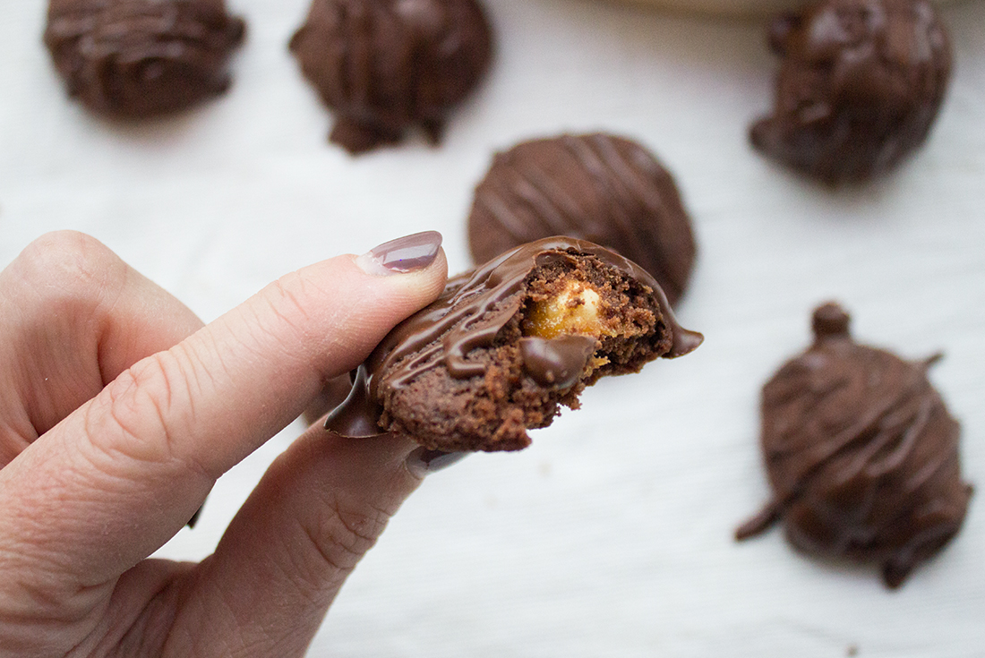 Selbst gemachte Schokopralinen mit Marzipan und Haselnuss gefüllt