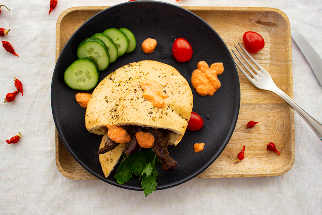 Shawarma Burger mit Paprikasauce aus dem Airfryer.