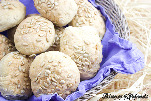 Mit frisch gebackenen Sonnenblumenkern-Brötchen ist man bei jedem Frühstück oder Brunch ein gern gesehener Gast. Sie sind saftig, knusprig und lecker!