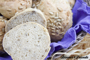 Die Sonnenblumenkern-Brötchen sind innen saftig und sie sind vor allem ofenfrisch und noch warm einfach köstlich.