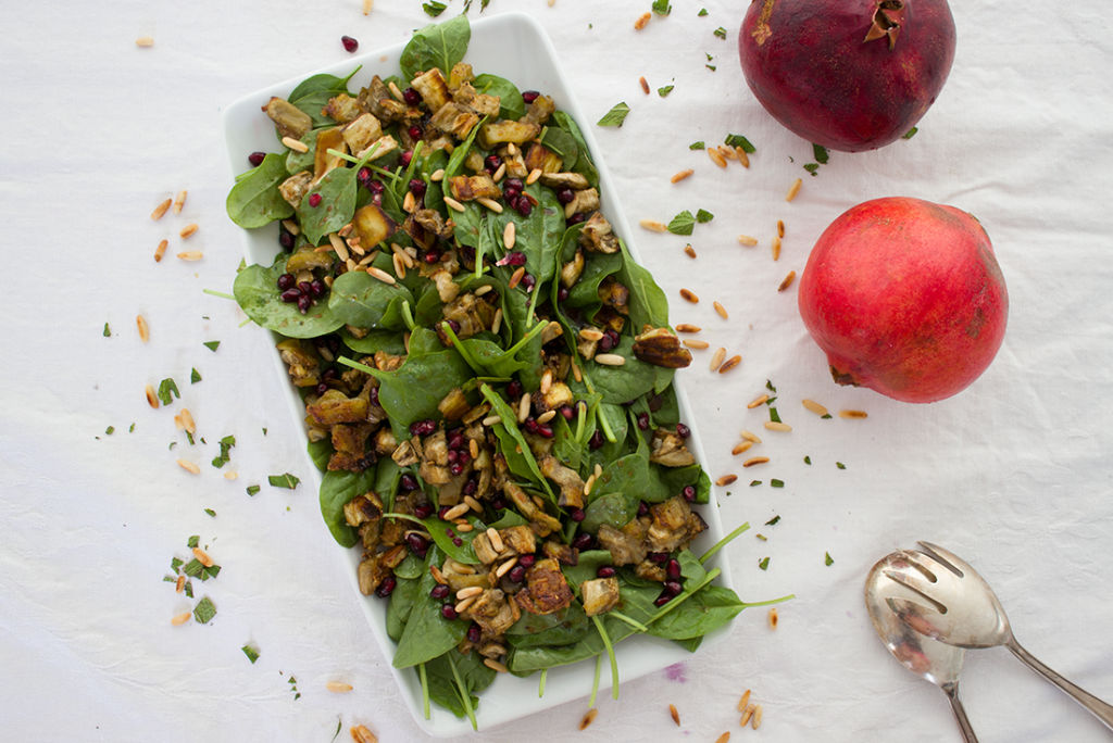 Veganer Spinatsalat mit gerösteter Aubergine und Granatapfelkernen