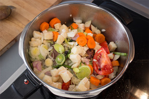 Viel Gemüse gibt der Sauce zum Tafelspitz einen runden, leckeren Geschmack. Ich verwende Knollensellerie, Lauch, Zwiebel oder Schalotten, Karotten, Tomaten und noch einige Gewürze.