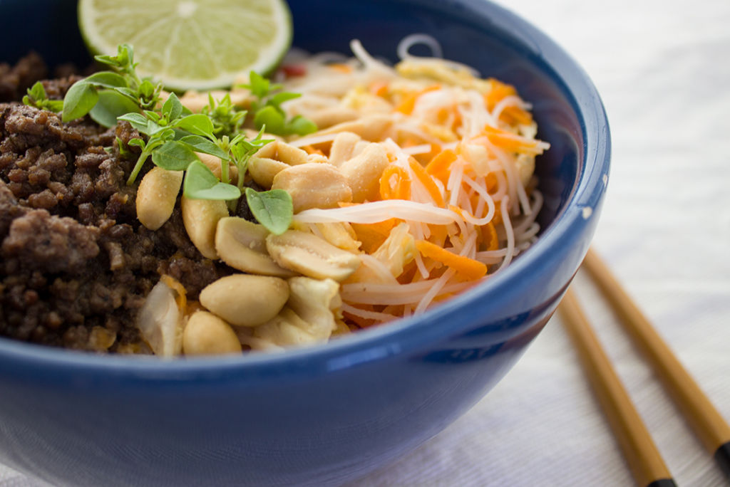 Thai Bowl mit Reisnudeln, gebratenem Hack und Ednüssen