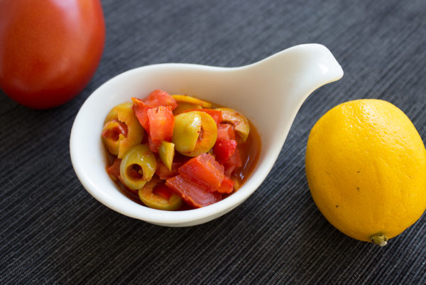 Tomaten Oliven Salat mit Zitronendressing: Sauer macht lustig, scharf ...