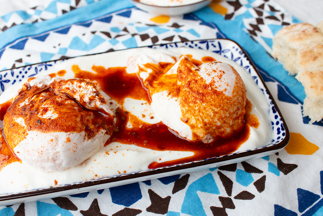 Pochierte Eier auf Joghurt mit Paprika Chili Öl