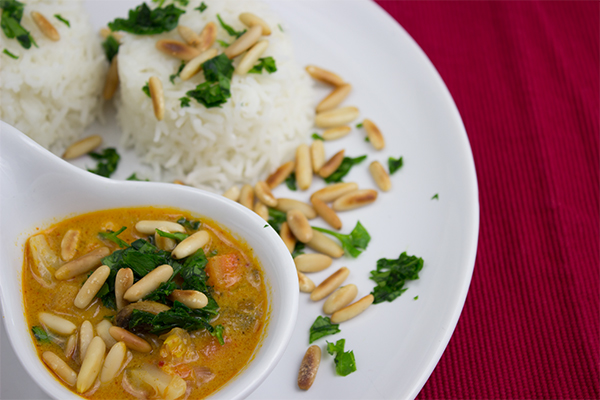 Ein Gemüse-Curry ist auch ganz einfach vegan zu kochen - lecker, feurig-scharf und einfach!