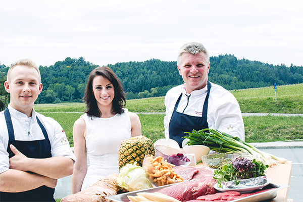 (v.l.n.r.) Gute lachen vor dem Koch-Duell: Haubenkoch Wolfgang Edler, Foodbloggerin Johanna Lindl, Sous-Chef Martin Golla.