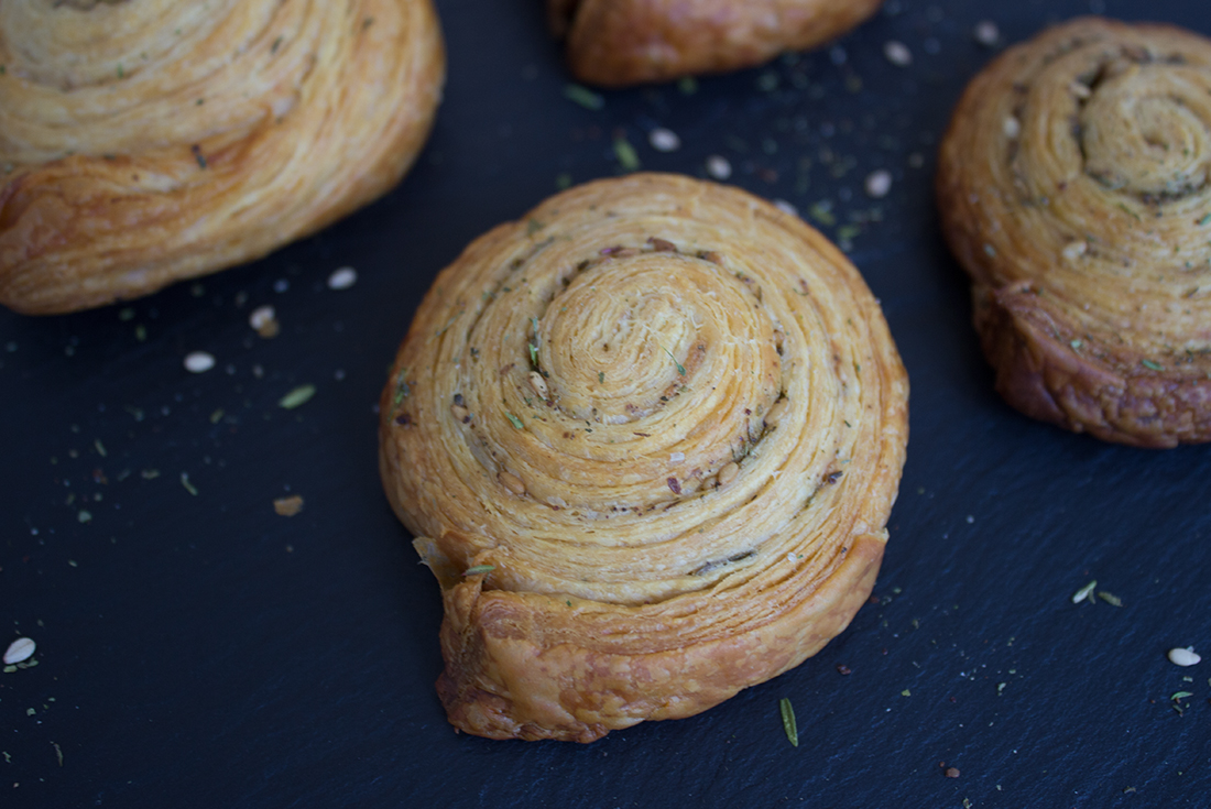 Pikante Blätterteig Schnecken mit Zatar