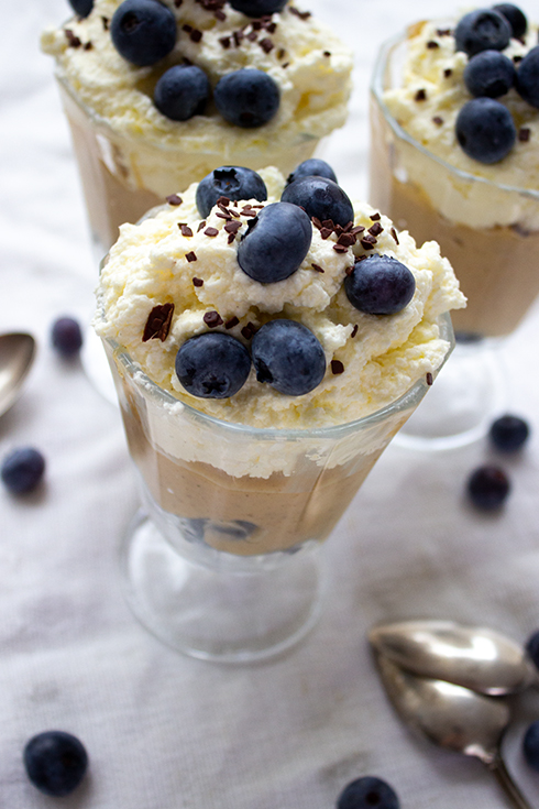 Zimtcreme mit Heidelbeeren und Sahne