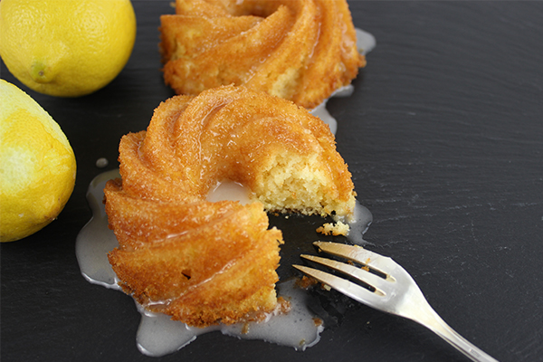 Zitronenkuchen mit Holunderblütensirupguss: etwas ganz besonderes, aber ganz einfach zu backen!