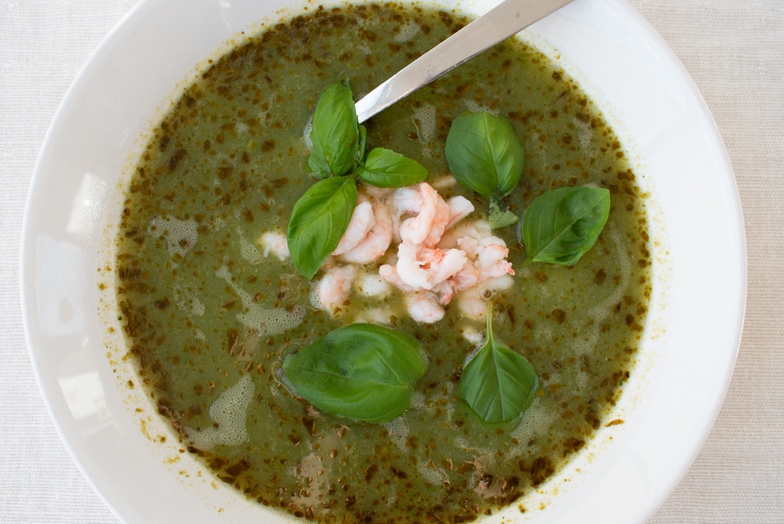 Zucchinisuppe mit Pesto