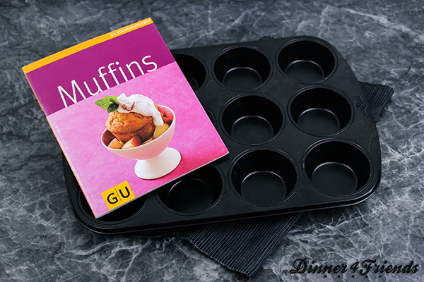 Mit dieser Ausstattung begann meine Back-Leidenschaft für Muffins: Ein Backbuch und ein Muffen-Backblech.