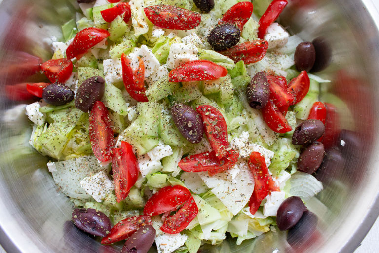 Ein schnelles, gesundes Abendessen ohne Großeinkauf: Griechischer Salat ...