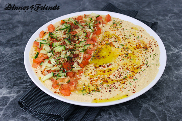 Hier haben wir ein einfaches Rezept, um Hummus selber zu machen, das sich ganz leicht abwandeln und an den persönlichen Geschmack anpassen lässt. Viel Spaß beim Testen!